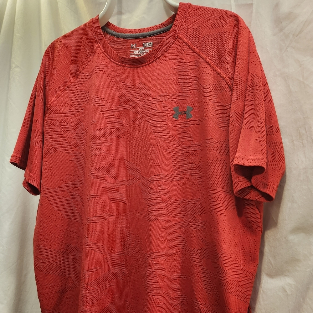 UNDER ARMOUR TOP